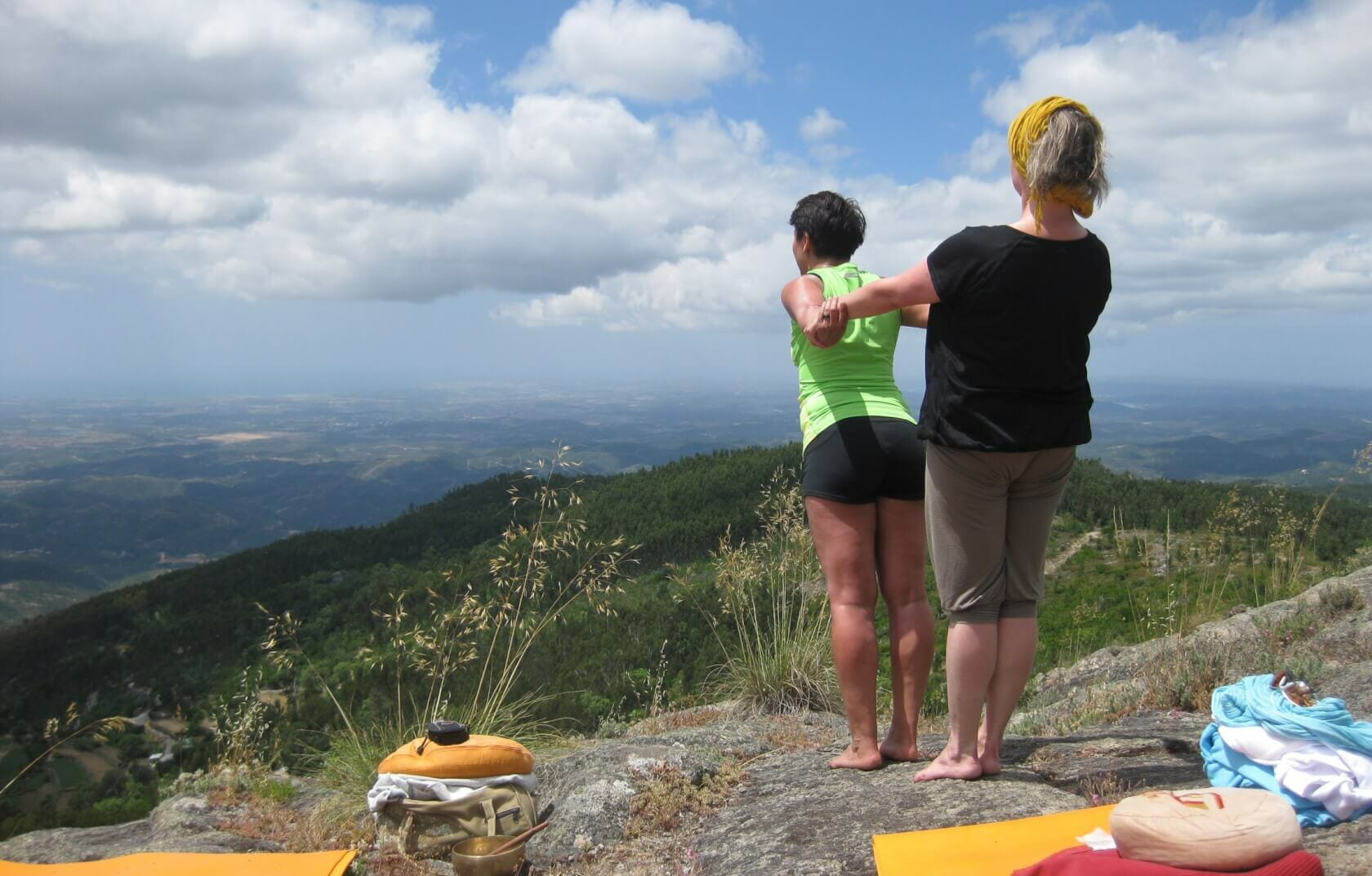 Yoga der Elemente Partnerübung auf dem Picota