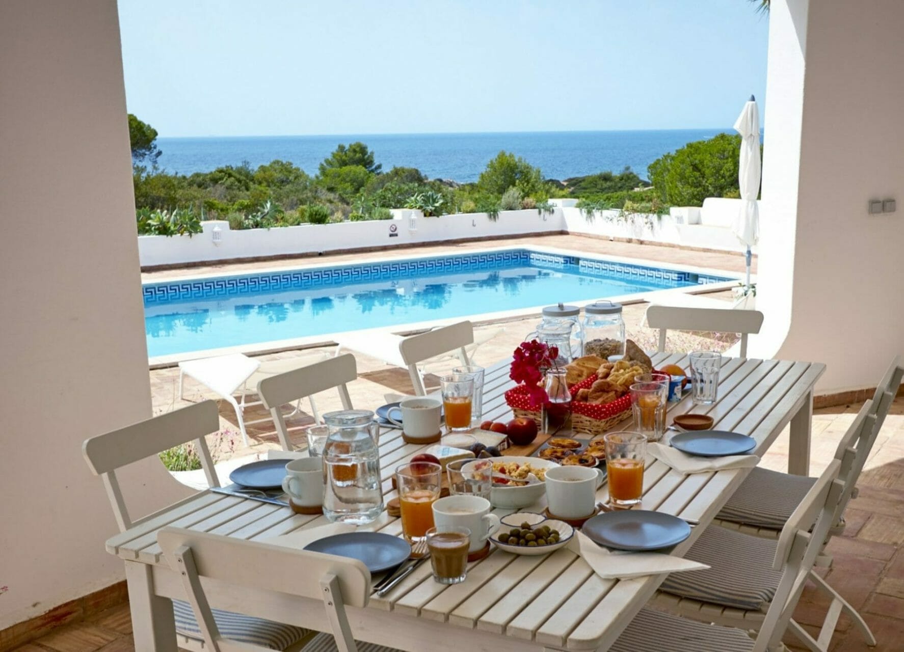 Yoga Retreat - Gedeckter Tisch mit Frühstück und Meerblick über Pool Yoga Retreat - Gedeckter Tisch mit Frühstück und Meerblick über Pool
