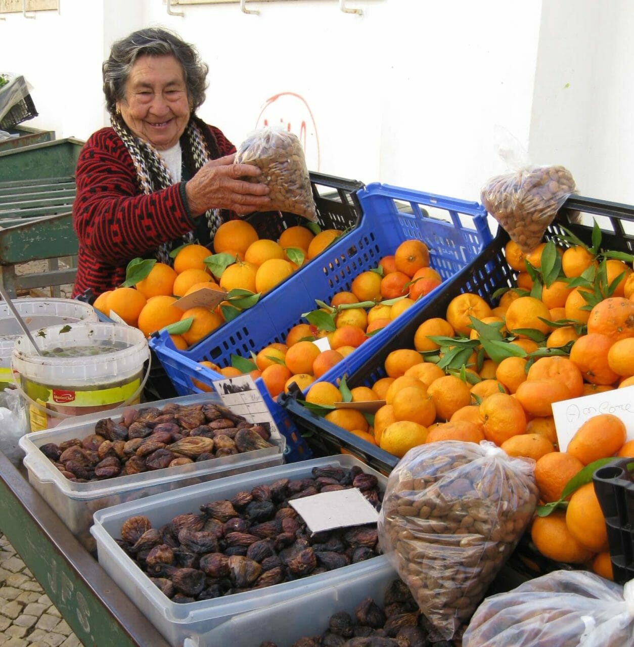 Vale Fuzeiros Marktfrau am Obststand