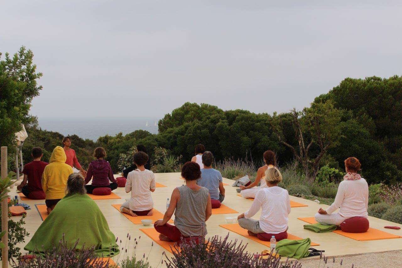 Yoga der Elemente Partnerübung auf dem Picota