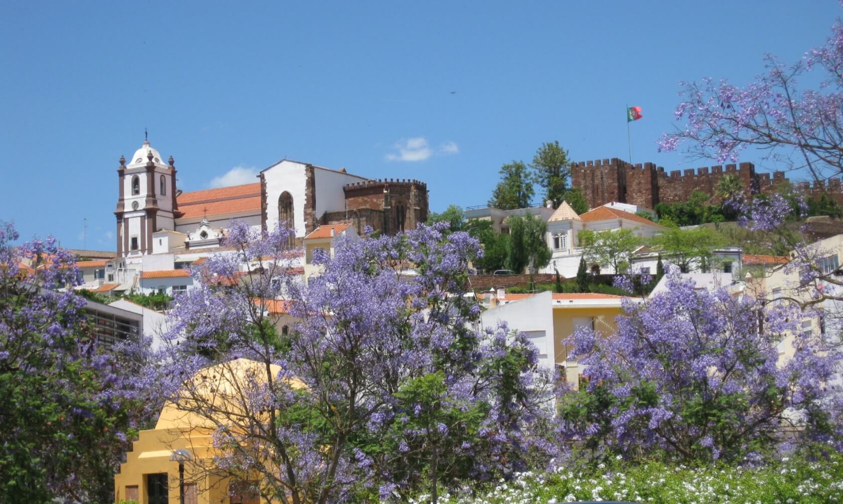 Historische Kleinstadt Silves mit Jakaranda Blüte