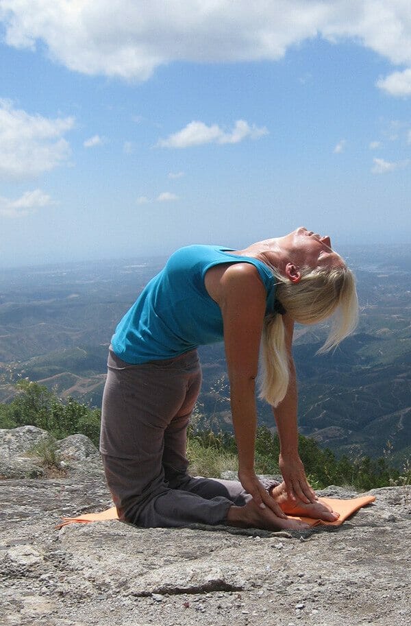 Yoga Urlaub - Asana Kamel auf dem Picota an der Algarve mit Blick auf den Ozean