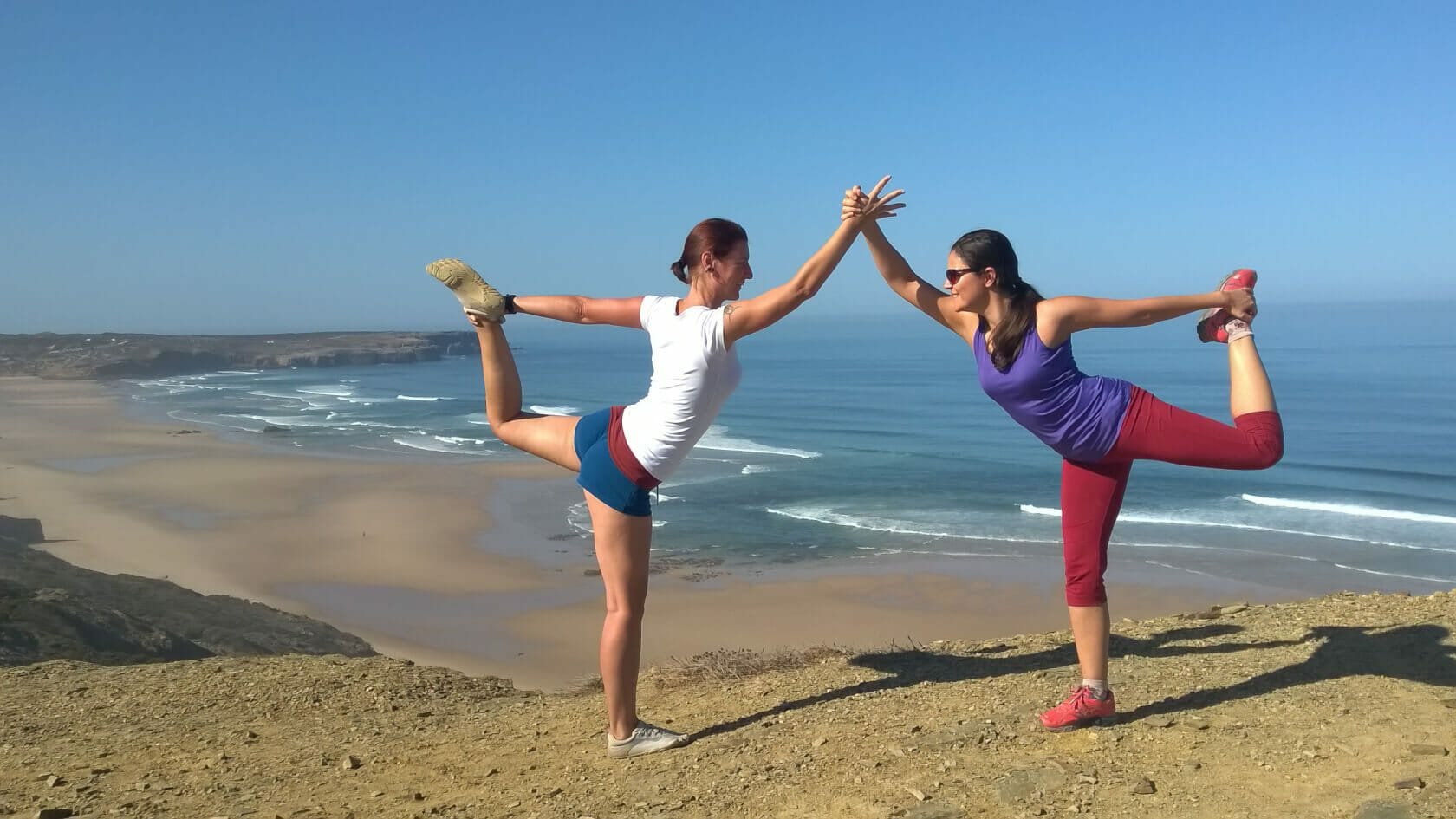 Yoga der Elente Partnerübung Tänzer Natarajasana am Bordeira Beach