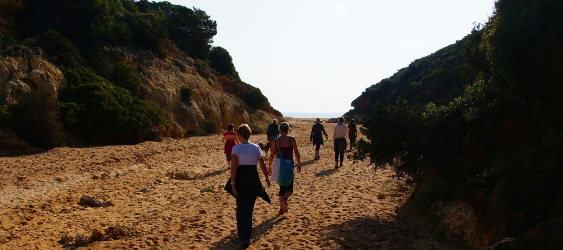 Yoga Retreat - Wandern im Canyon mit Blick mit Blick aufs Meer