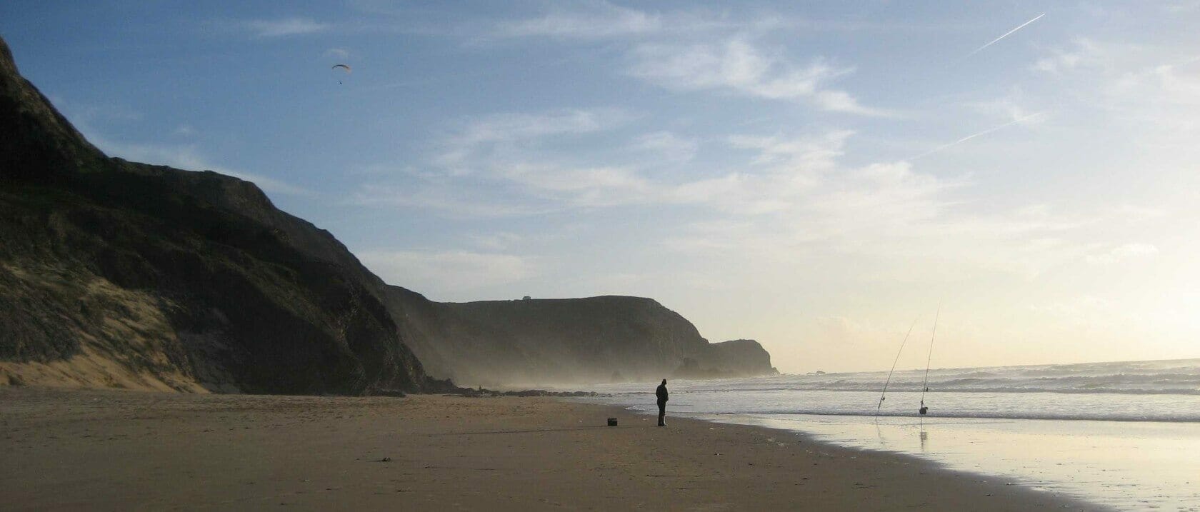 Einsamer Angler an einem der schönsten Algarve Strände: Praia da Cordoama