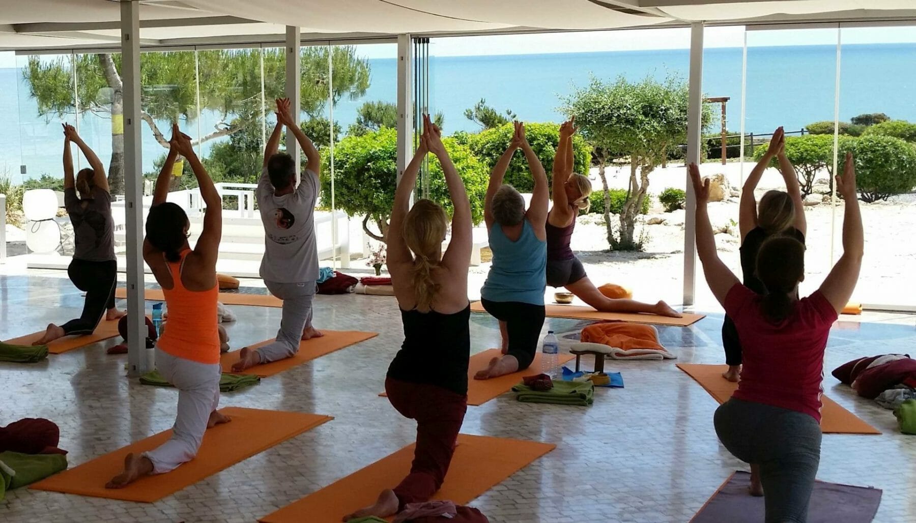 Yoga am Meer - Gruppe beim Üben mit Blick über dem Atlantik Yoga am Meer - Gruppe beim Üben mit Blick über dem Atlantik