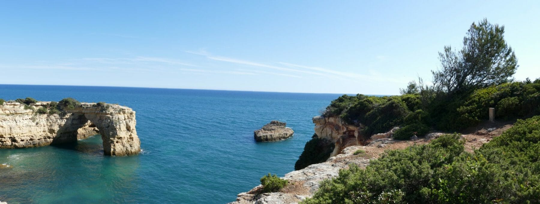 Klippenbogen Praia de Albandeira im Herzen der Felsenalgarve Klippenbogen Praia de Albandeira im Herzen der Felsenalgarve