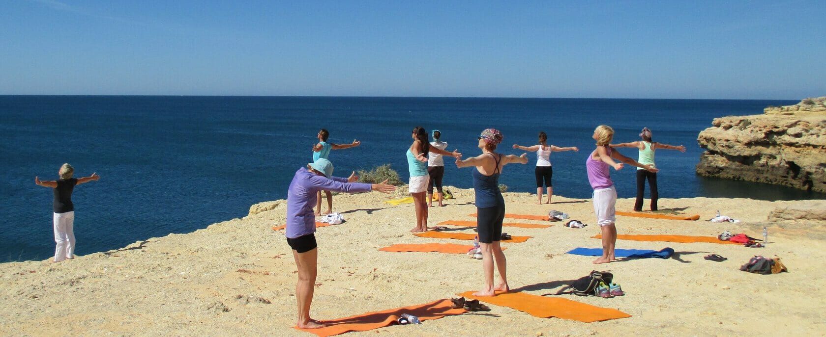 Qi Gong Urlaub am Meer: Gruppe übt auf Klippe am Meer Qi Gong Urlaub am Meer: Gruppe übt auf Klippe am Meer