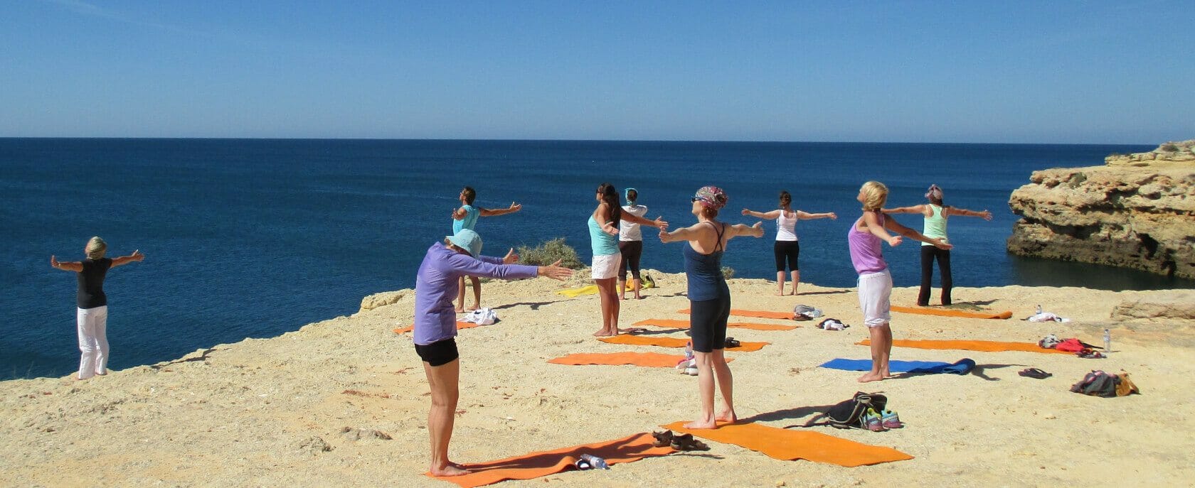 Qi Gong Urlaub am Meer: Gruppe übt auf Klippe am Meer