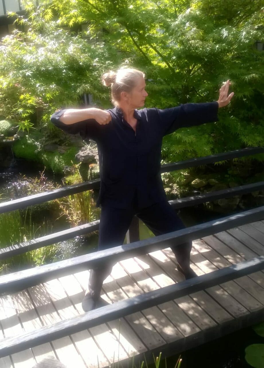 Tai Chi Urlaub und Chi Gong - Übung auf Holzsteg im Bambusgarten Tai Chi Urlaub und Chi Gong - Übung auf Holzsteg im Bambusgarten