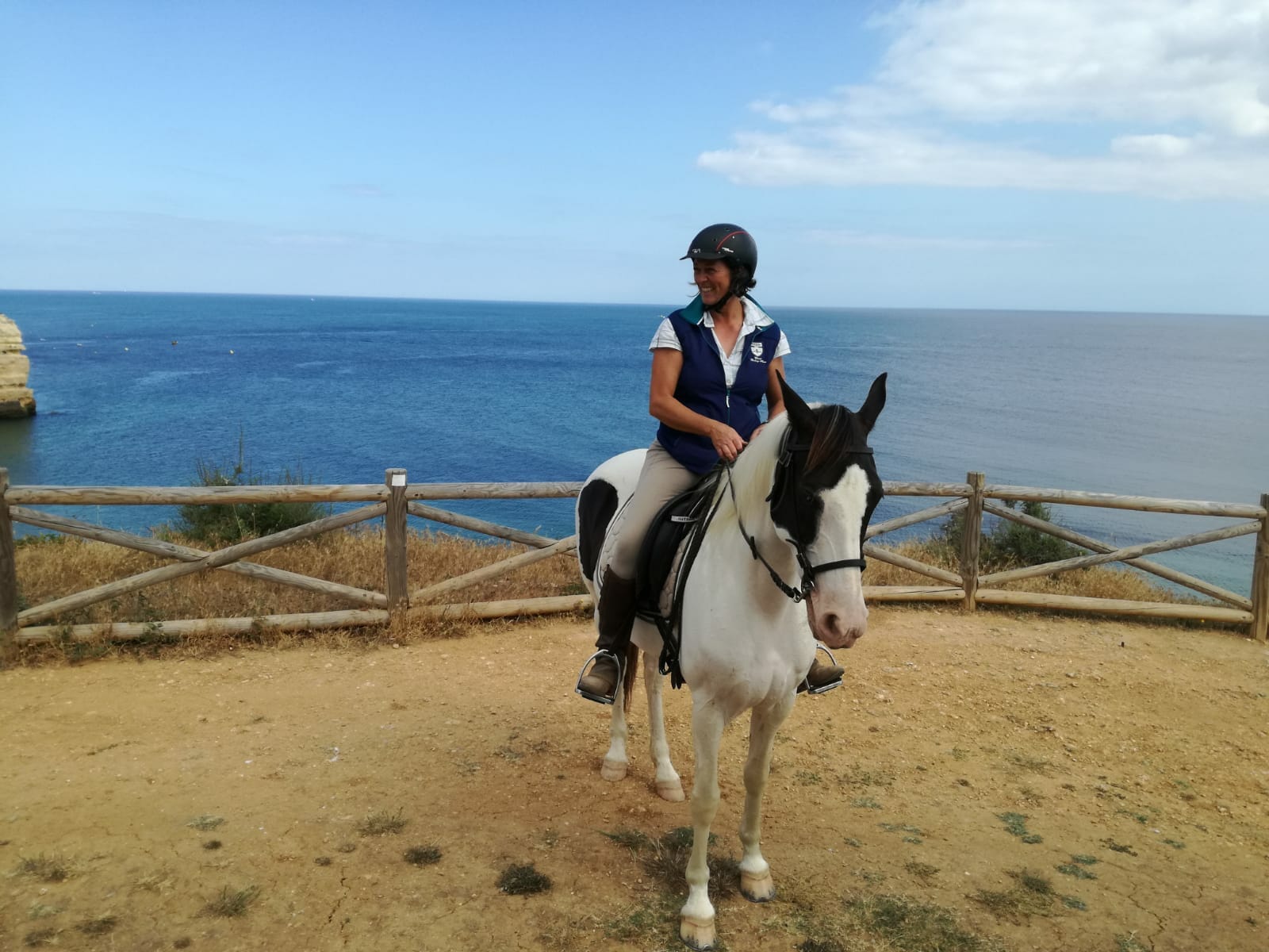 Yoga und Reiten Urlaub am Meer - Reitführerin im Sattel auf der Klippe über dem Atlantik