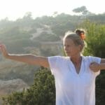 Qi Gong Lehrerin beim Üben auf der Meeresklippe