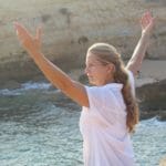 Tai Chi Lehrerin übt auf der Algarve Meeresklippe