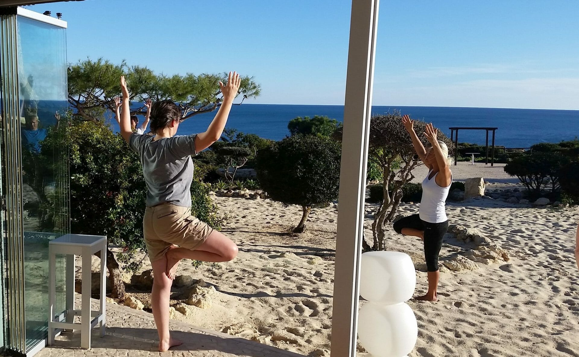 Yoga Wandern Vriksasana Session am Meer