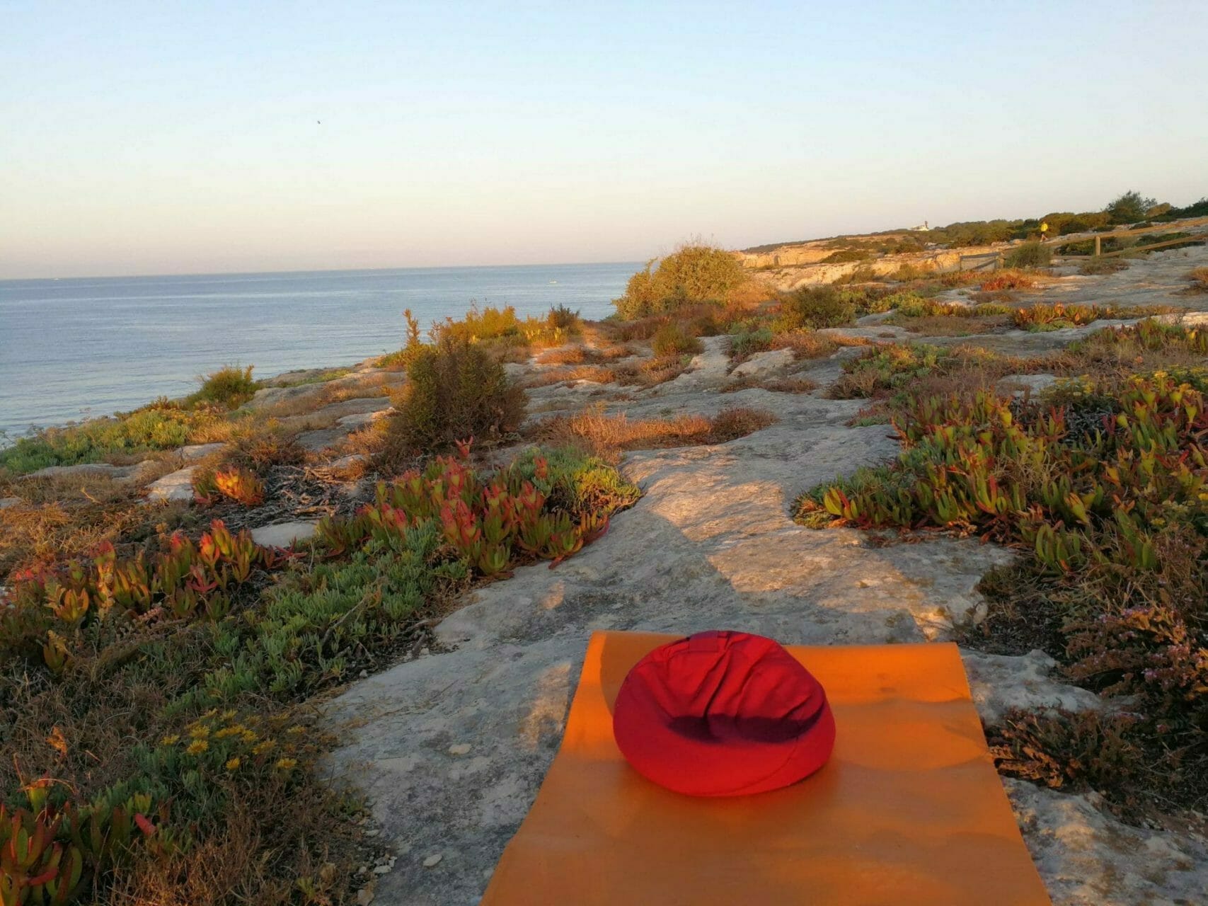 Meditationsplätzchen nach Sonnenaufgang im Yoga Retreat Algarve