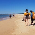 Yoga und Wandern Gruppe spaziert am Strand