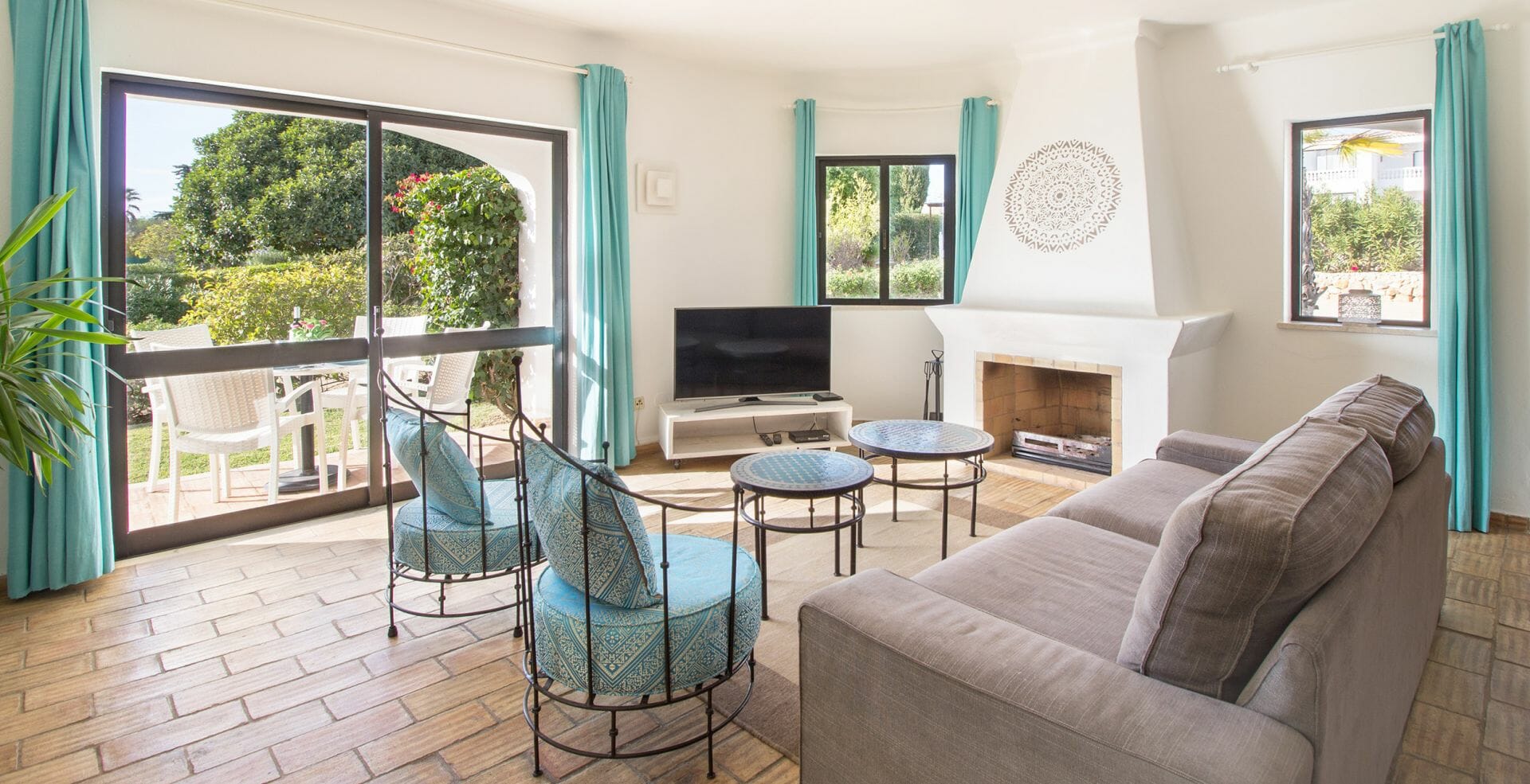 Retreat Resort Algarve Wohnzimmer mit Kamin Feed your Soul Wohnzimmer