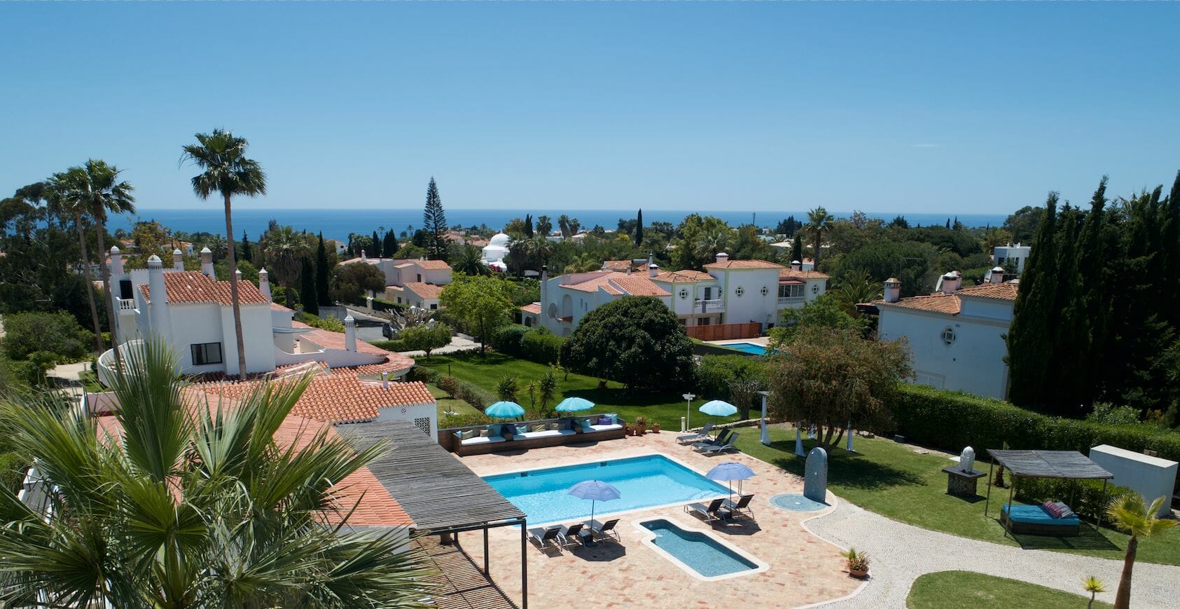 Retreat Resort Algarve Blick über Pool aufs Meer