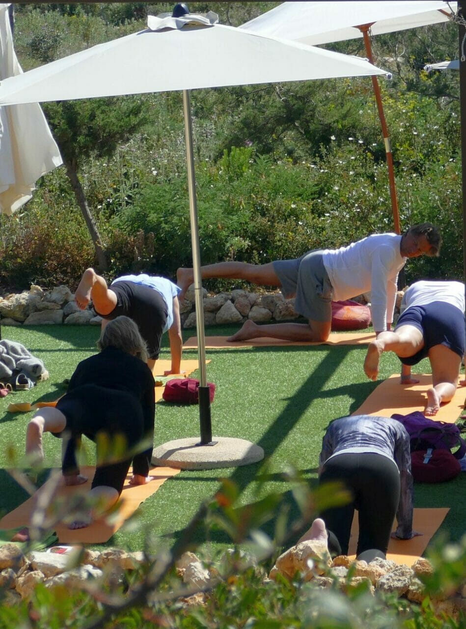 Yoga Retreat Asanas im Garten Yoga Urlaub am Meer- Mandelblüte Close up