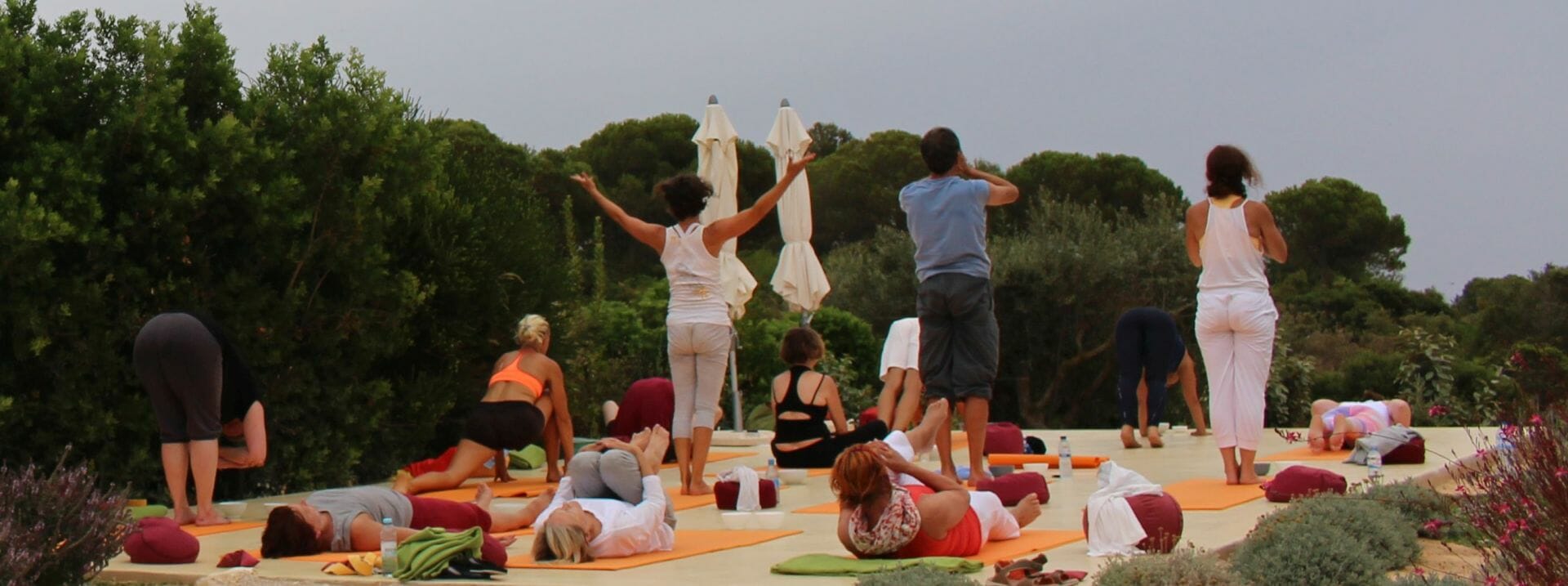 Yoga Retreat Gruppe praktiziert Sonnengrüße 