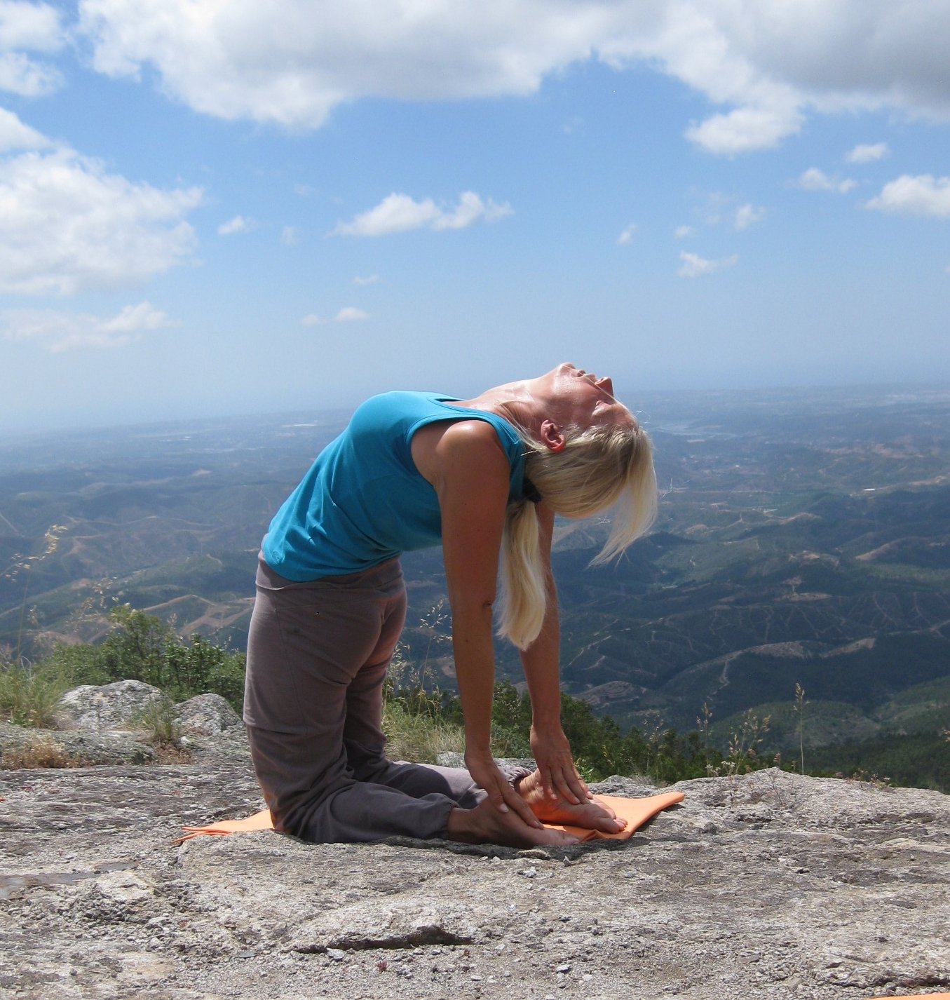 Yoga_and_Walking_Algarve_Mountain Yoga der Elemente Partnerübung auf dem Picota